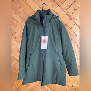 BAND NEW Save The Duck women’s puffer trench coat in green.